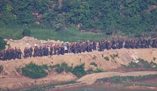 북한이 대규모 병력을 동원해 비무장지대 일대에서 지뢰매설 작업 등을 진행하고 있다. 합동참모본부 제공