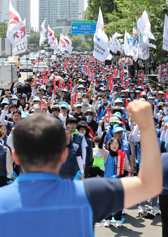 18일 오후 서울 용산구 대통령실 인근에서 대한민국공무원노동조합총연맹과 전국공무원노조가 개최한 ‘공무원 임금투쟁 선포 결의대회’에서 참석 조합원들이 구호를 외치고 있다. 연합뉴스