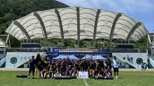 서울 송파구여성축구단이 지난 8~9일 강원도 인제군에서 열린 ‘제21회 문화체육관광부장관기 전국여성축구대회’에서 우승한 뒤 기념촬영을 하고 있다. 송파구청 제공