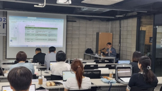 서울 금천구 직원들이 ‘G밸리 스마트워크 IT 기술 세미나’에서 교육을 받고 있다. 금천구청 제공