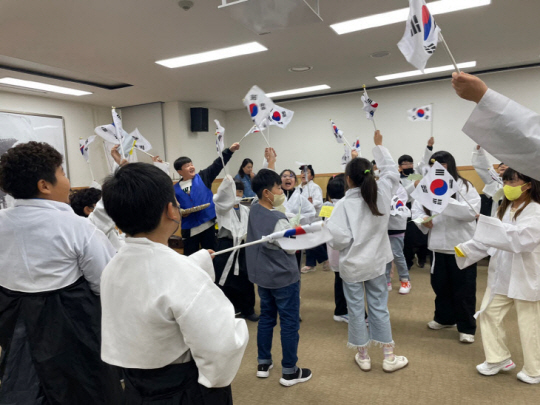 독립기념관이 3·1절인 지난 3월 1일 임시정부 체험학교 연극놀이 교육을 하고 있다. 독립기념관 제공
