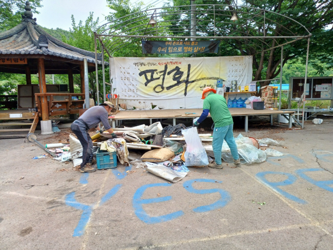 지난 17일 일부 주민과 고고도미사일방어체계(THAAD·사드) 반대 단체가 경북 성주군 주한미군 사드 철거를 주장하며 집회를 개최했던 초전면 소성리 마을회관 앞 집회장을 인부들이 철거한 뒤 각종 쓰레기를 치우고 있다.