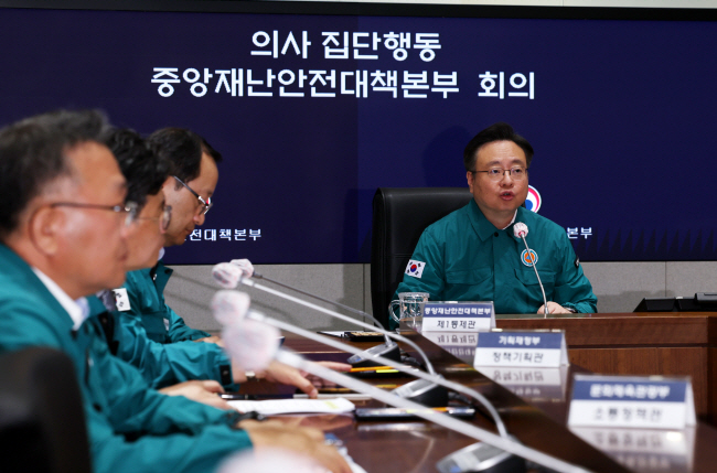 조규홍 보건복지부 장관이 18일 오전 정부서울청사에서 열린 의사집단행동 중앙재난안전대책본부 회의에서 모두발언을 하고 있다. 윤성호 기자
