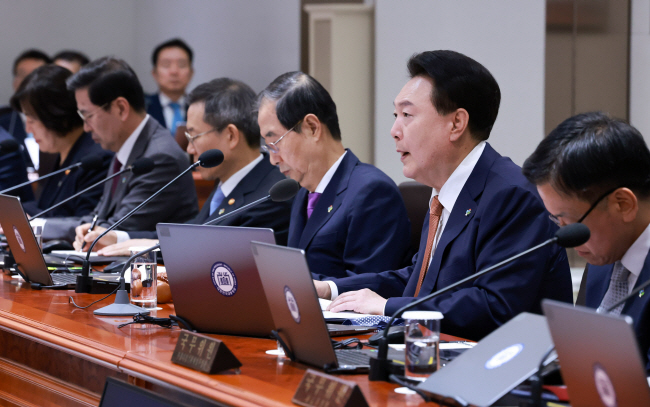 윤석열 대통령이 18일 오전 서울 용산 대통령실에서 열린 국무회의에서 모두발언을 하고 있다.   연합뉴스