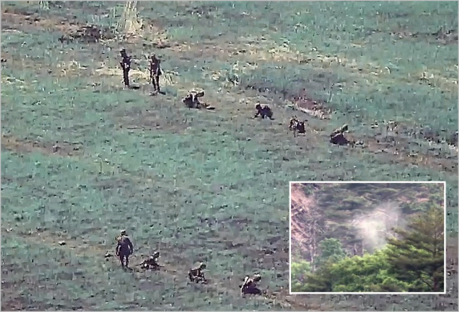 북한군이 비무장지대(DMZ)에서 지뢰 매설 작업을 하고 있다. 작은 사진은 작업 중 지뢰가 폭발하는 장면. 합동참모본부 제공