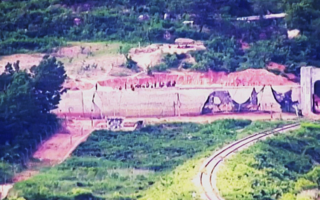 북한군이 비무장지대(DMZ)에서 대전차 방벽을 구축하고 있는 모습을 담은 사진을 합동참모본부가 18일 공개했다. 군에 따르면 방벽 길이는 수십∼수백m에 달하며, 동부·서부·중부전선에 걸쳐 현재 4개가 구축되고 있다. 합동참모본부 제공