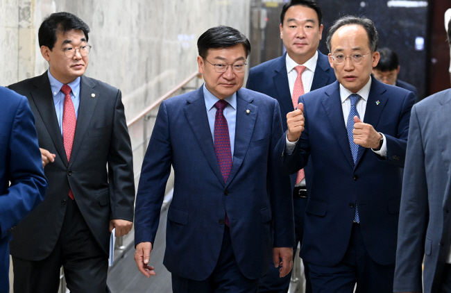 추경호(오른쪽) 국민의힘 원내대표가 18일 오전 국회에서 열린 원내대책회의에 참석하기 위해 이동하고 있다. 오른쪽부터 추 원내대표, 정희용 원내대표 비서실장, 정점식 정책위의장, 배준영 원내수석부대표. 곽성호 기자