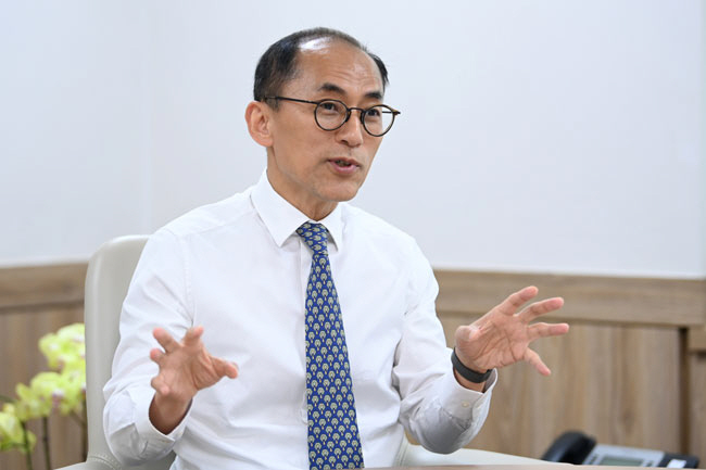 고학수 개인정보보호위원장이 정부서울청사 위원장 집무실에서 진행된 인터뷰에서 개인정보 보호 관련 우리나라와 해외 사례를 비교하며 설명하고 있다. 문호남 기자