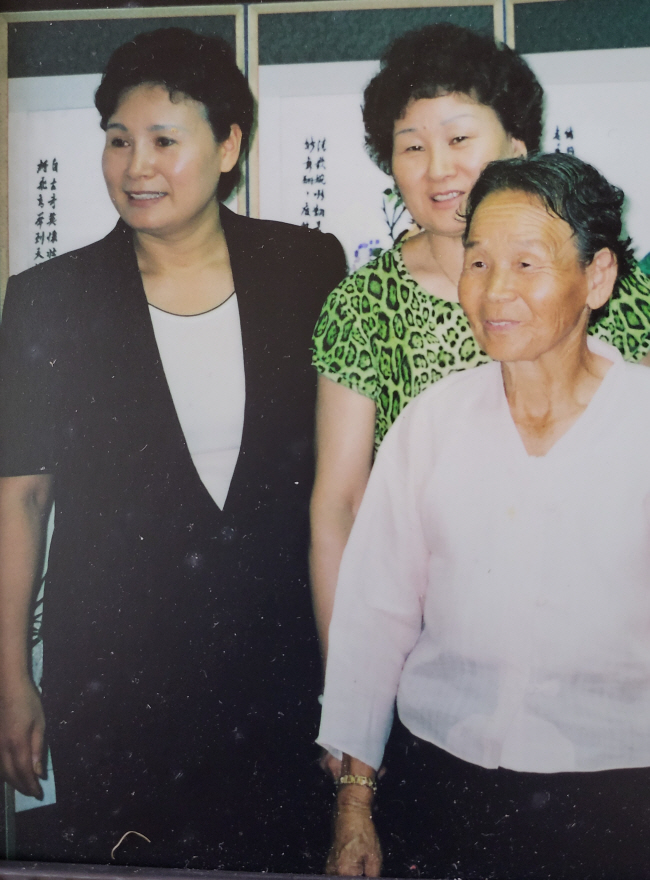 어머니(오른쪽)와 언니(가운데), 필자가 집에서 함께 찍은 사진.