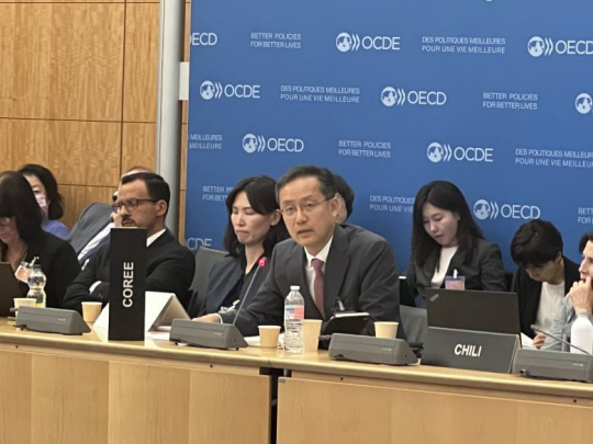 제21차 OECD 통계정책위원회에서 발언하고 있는 이형일 통계청장. 통계청 제공