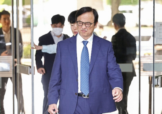 삼성전자 내부 직원과 공모해 중요 기밀자료를 빼돌린 혐의를 받는 안승호 전 삼성전자 부사장(IP센터장)이 지난달 30일 서울 서초구 서울중앙지방법원에서 열린 구속 전 피의자 심문(영장심사)에 출석하고 있다. 연합뉴스