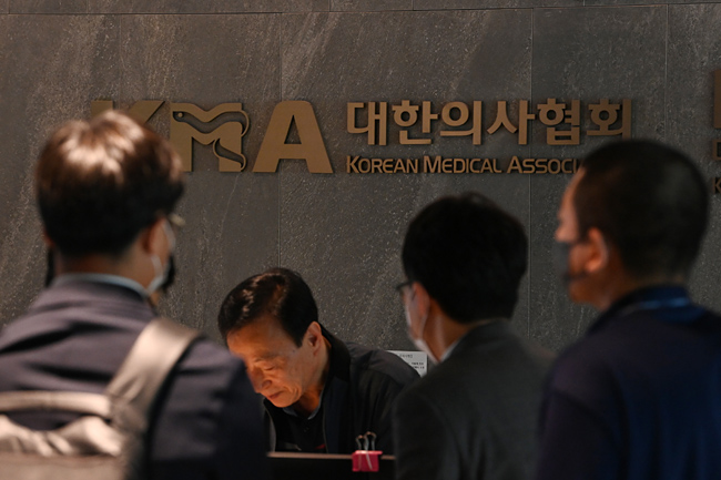 19일 오전 공정거래위원회 관계자들이 집단 휴진 강요 관련 조사를 위해 서울 용산구 대한의사협회로 향하고 있다. 문호남 기자