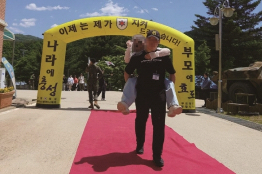 숨진 박모 훈련병 입영식 당시 박 훈련병이 어머니를 업고 있는 모습. 군인권센터 제공