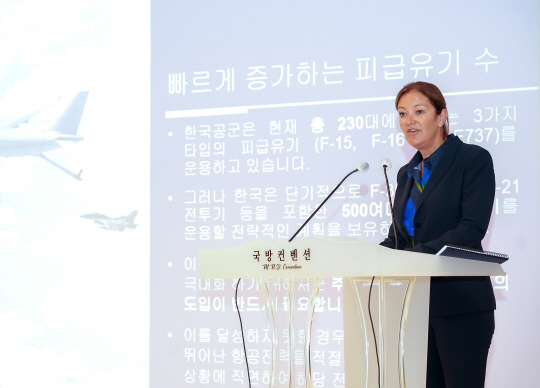 에어버스 DS 샹탈 욘셔 수석부사장이 19일 오후 서울 용산 국방컨벤션에서 A330 MRTT 공중급유기 관련 브리핑을 하고 있다.미디어 브리핑 샹탈 욘셔 수석부사장 . 에어버스 제공