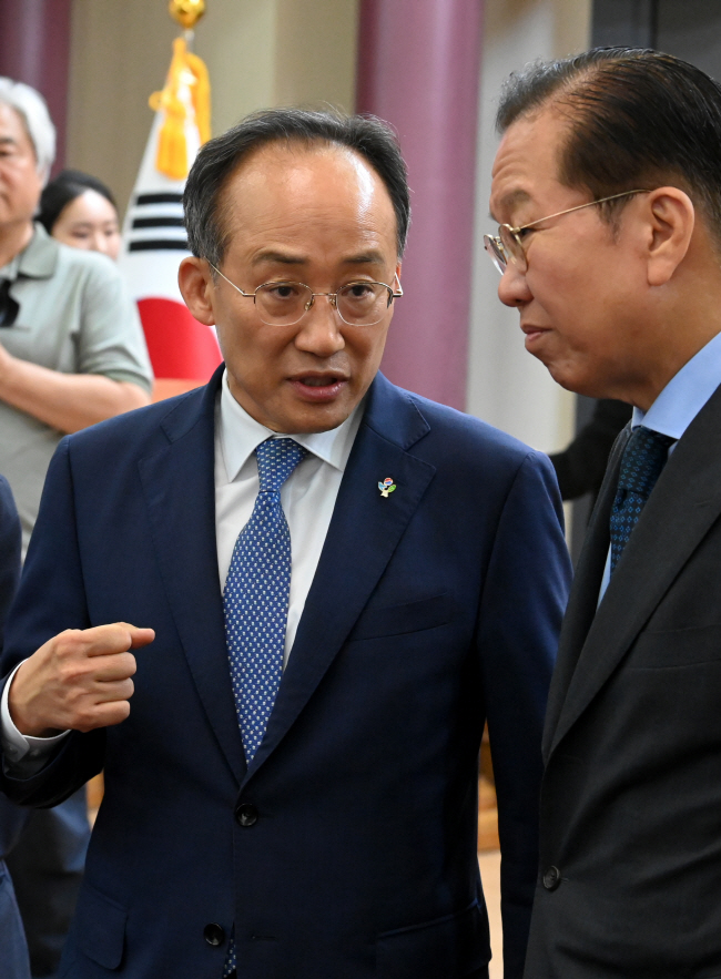 추경호(왼쪽) 국민의힘 원내대표가 19일 오전 국회 의원회관에서 열린 출산·양육 정책포럼에서 권영세 의원과 이야기를 나누고 있다. 곽성호 기자