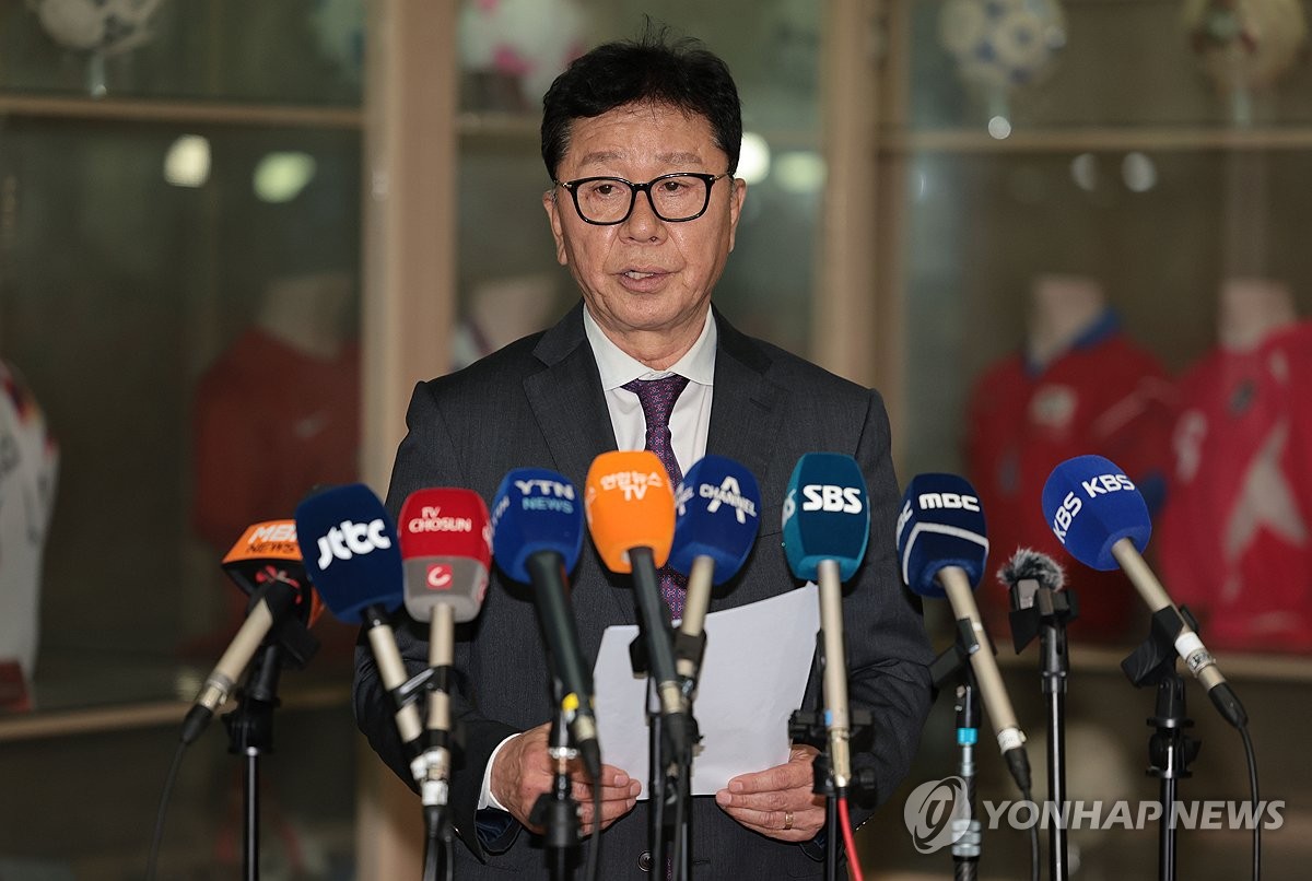 (서울=연합뉴스) 정해성 축구국가대표 전력강화위원장이 2일 서울 종로구 대한축구협회에서 제5차 전력강화위원회 결과 브리핑을 하고 있다. 2024.4.2