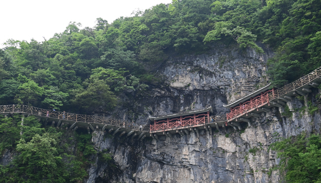 천문산 정상부근 까마득한 벼랑에다 매달듯이 놓은 잔도.