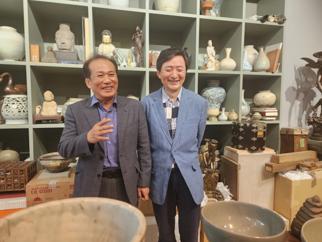김경수(왼쪽) 한국고미술협회 회장과 강민우 2024고미술페어 집행위원장은 “우리는 전통 유물에 대한 애정으로 뭉친 동지”라며 환하게 웃었다.