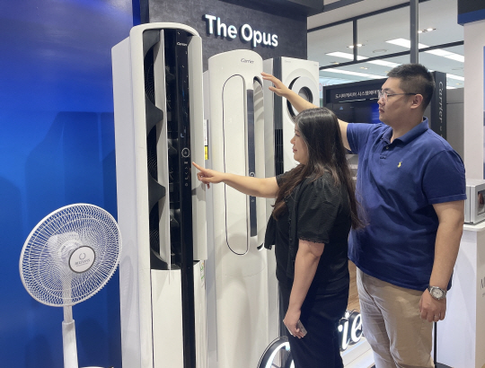 서울 용산구 전자랜드 본사에서 소비자들이 에어컨을 살펴보고 있다. 전자랜드 제공