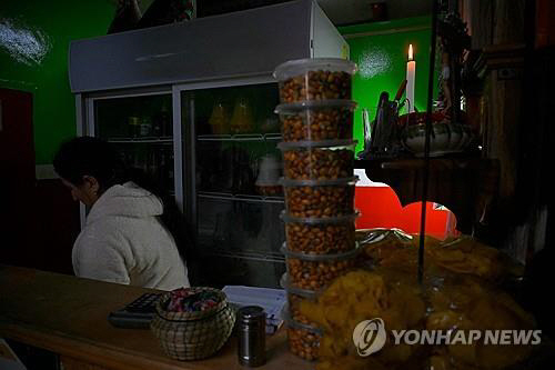 에콰도르 전력난에 촛불 밝힌 가게. AFP연합뉴스