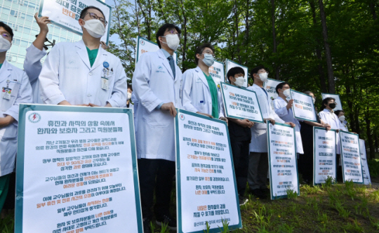 서울아산병원과 서울성모병원 일부 교수들이 3일 휴진한 가운데 이날 오전 서울 송파구 풍납동 서울아산병원에서 의대 교수들이 ‘의대 증원 백지화’를 요구하는 시위를 벌이고 있다. 박윤슬 기자