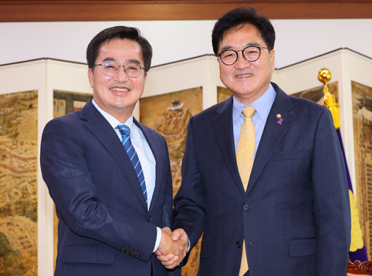김동연(왼쪽) 경기지사가 20일 오전 국회 의장집무실에서 우원식 국회의장과 악수하고 있다. 연합뉴스
