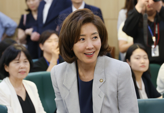 국민의힘 당권주자로 거론되는 나경원 의원이 20일 국회 의원회관에서 열린 ‘교제폭력방지법 정책토론회’에 참석, 빈 자리를 찾아 걸어가고 있다. 연합뉴스