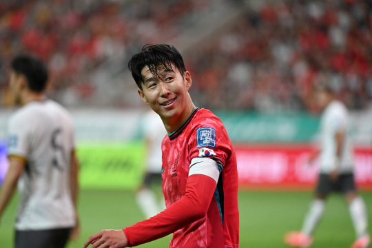 11일 오후 서울 마포구 서울월드컵경기장에서 열린 ‘2026 북중미 월드컵’ 아시아 2차 예선 C조 최종 6차전 대한민국과 중국의 경기에서 손흥민이 미소를 짓고 있다. 백동현 기자 백동현 기자