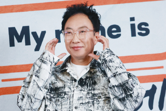 방송인 박명수가 20일 오후 서울 마포구 스탠포드 호텔에서 열린 JTBC 새 예능프로그램 ‘마이 네임 이즈(My name is) 가브리엘’ 제작발표회에서 포즈를 취하고 있다.(연합뉴스)