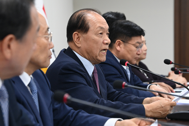 황우여(왼쪽 세 번째) 국민의힘 비상대책위원장이 20일 오전 서울 영등포구 여의동 중앙당사에서 열린 비대위 회의에서 발언하고 있다. 문호남 기자