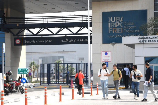 지난 12일 두바이 국제공항 주변에 위치한 두바이공항프리존(DAFZ) 앞 거리를 현지·해외 기업 관계자들이 지나고 있다. 부산시청 제공