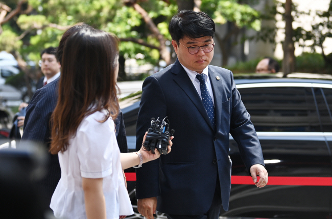 전공의들의 집단사직을 부추긴 혐의로 경찰 수사를 받고 있는 임현택 대한의사협회 회장이 20일 오전 서울 마포구 서울경찰청 반부패공공범죄수사대에 출석하고 있다.  박윤슬 기자