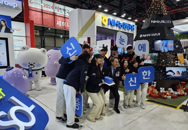 진옥동 신한금융그룹 회장이 지난해 12월 22일 서울 강남구 대치동 세텍(SETEC)에서 열린 ‘2024 대한민국 재테크 박람회’에 마련된 슈퍼SOL 부스에 격려 방문했다. 신한금융 제공