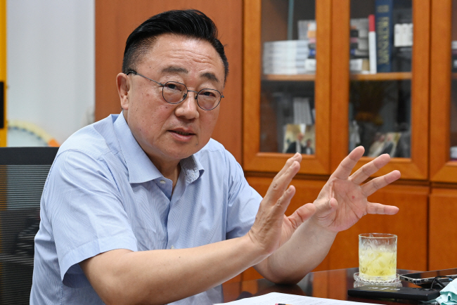 고동진 국민의힘 의원이 지난 11일 국회 의원회관에서 진행한 인터뷰에서 반도체 산업 지원 필요성을 설명하고 있다. 곽성호 기자