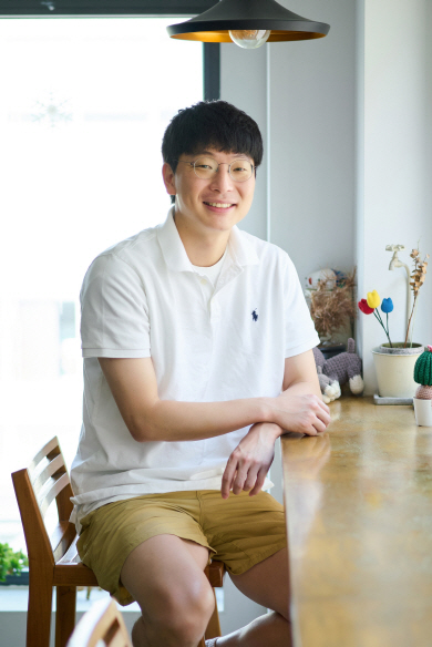칸국제영화제 단편 부문 황금종려상을 받은 지 11년 만에 영화를 내놓은 문병곤 감독은 “창작의 기회가 주어진 것만으로 감사하다. 더 많은 책임을 느끼고 있고, 관객의 갈증을 채워드려야 하는 장편영화를 차근차근 준비하고 있다”고 말했다. 스태넘·마켄프로덕션 제공