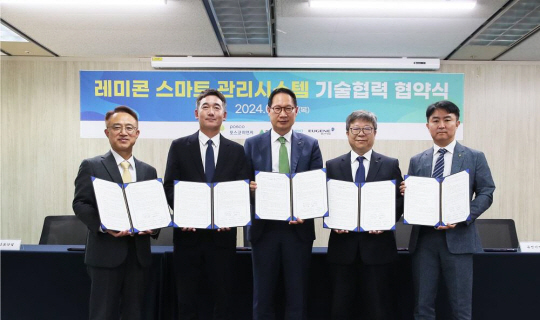 한국토지주택공사(LH)는 지난 20일 경기 성남시 LH경기남부지역본부에서 포스코이앤씨, 현대건설, 삼표산업, 유진기업과 ‘레미콘 스마트 관리시스템’ 기술협력을 위한 협약식을 체결했다. LH 제공