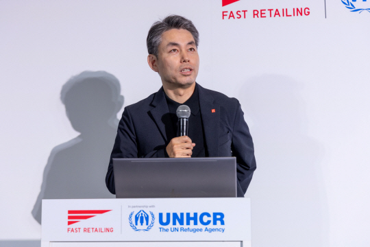 야나이 코지 패스트리테일링 수석 경영 임원이 지난 19일 일본 도쿄에서 유엔난민기구와 함께 난민 지원 계획을 발표하고 있다. 유니클로 제공