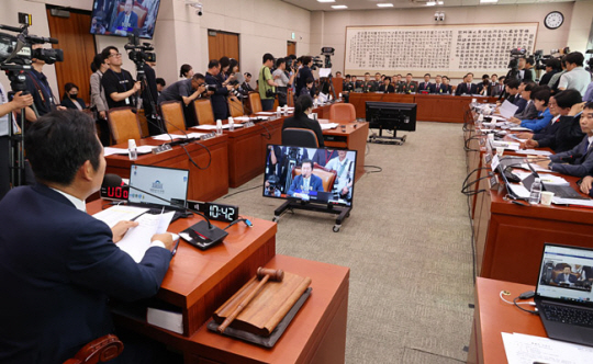 21일 오전 국민의힘 위원들이 불참한 가운데 국회 법제사법위원회에서 ‘순직 해병 진상규명 방해 및 사건은폐 등의 진상규명을 위한 특별검사 임명법’(채상병특검법)에 대한 입법청문회가 열리고 있다. 연합뉴스