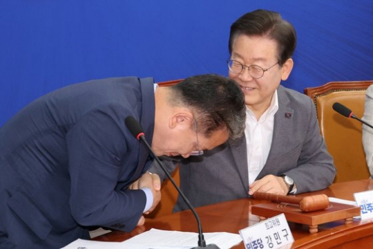 더불어민주당 이재명 대표가 지난 19일 오전 서울 여의도 국회에서 열린 최고위원회에서 새로 지명된 강민구 최고위원과 악수하고 있다. 연합뉴스