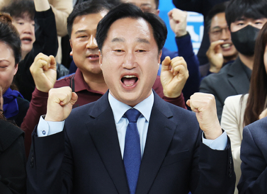 제22대 국회의원선거 출구조사 결과를 보며 기뻐하는 김준혁 더불어민주당 의원. 뉴시스