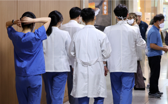의정 갈등이 계속되고 있는 20일 대구의 한 대학병원에서 의료진들이 이동하고 있다. 뉴시스