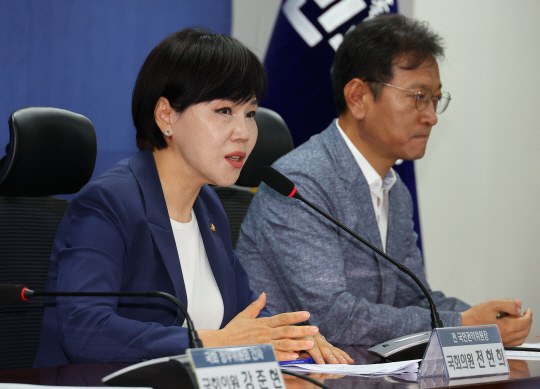전현희 더불어민주당 의원(왼쪽)이 지난 20일 국회 의원회관에서 열린 ‘공직배우자 명품백 수수 눈감은 건희권익위 대응을 위한 간담회’에서 발언하고 있다. 연합뉴스