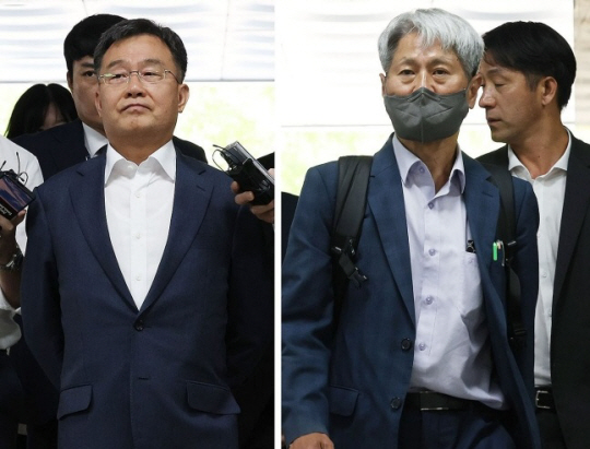 지난 대선에서 대장동 사건과 관련한 허위 인터뷰로 윤석열 대통령의 명예를 훼손한 혐의를 받는 화천대유자산관리 대주주 김만배(왼쪽) 씨와 신학림 전 언론노조 위원장이 20일 오전 서울 서초구 서울중앙지법에서 열린 영장실질심사에 출석하기 위해 법정으로 향하고 있다. 연합뉴스