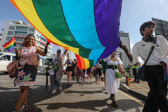 성평등론자들이 16일 스리랑카 콜롬보에서 열린 LGBTQ 가두행진에 참가하고 있다. EPA 연합뉴스
