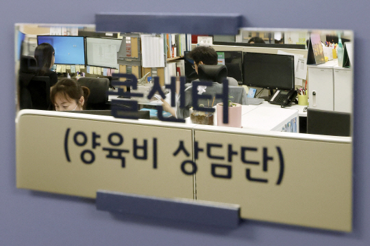 양육비이행관리원이 지난 5월 22일 서울 중구 남산스퀘어에 위치한 업무 시설을 공개하고 있다. 정부는 오는 9월부터 한국건강가정진흥원에서 분리·독립한 양육비이행관리원을 통해 양육비의 안정적 지급을 지원한다는 계획이다. 뉴시스