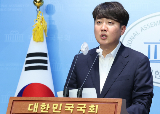 이준석 개혁신당 의원이 20일 오후 서울 여의도 국회 소통관에서 열린 1호법안 ‘공직선거법 개정안’ 관련 기자회견에서 발언을 하고 있다. 이 의원은 이날 ‘선거비 보존 범위 확대’, ‘선거비용 한도 축소’ 등을 담은 이른바 정치적 약자를 위한 ‘반값 선거법’을 발의하겠다고 밝혔다. 뉴시스