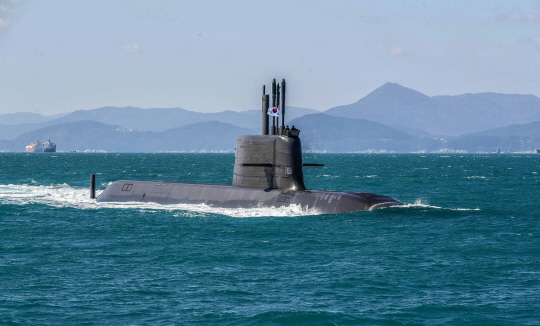 잠수함발사탄도미사일(SLBM)을 쏠 수 있는 수직발사관 6개를 갖춘 3600t급 잠수함인 안무함이 항해하고 있다. 해군 제공