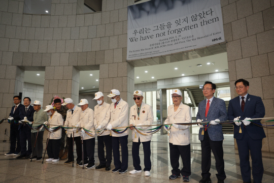 국군포로 전시실 개관식이 지난 20일 서울 용산구 전쟁기념관에서 조창래 국방부 국방정책실장 주관으로 백승주 전쟁기념사업회장 및 귀환 국군포로(가족) 및 관련 단체 대표 등이 참석한 가운데 거행됐다. 국방부 제공