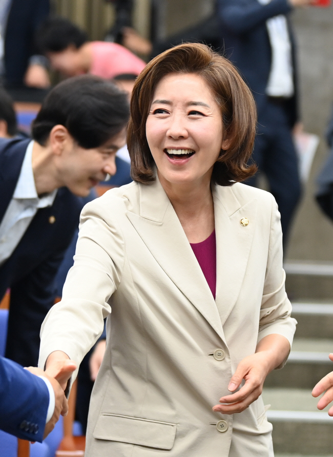 나경원 국민의힘 의원이 21일 오전 국회에서 열린 의원총회에서 의원들과 인사하고 있다. 박윤슬 기자