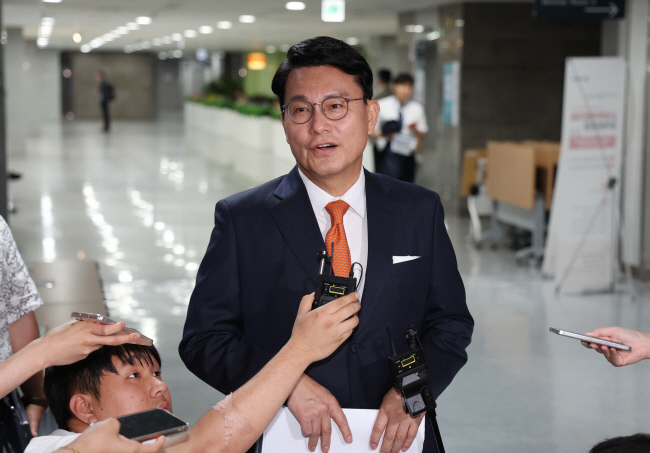윤상현 국민의힘 의원이 20일 국회 의원회관에서 전당대회와 관련한 취재진의 질문에 답하고 있다. 뉴시스